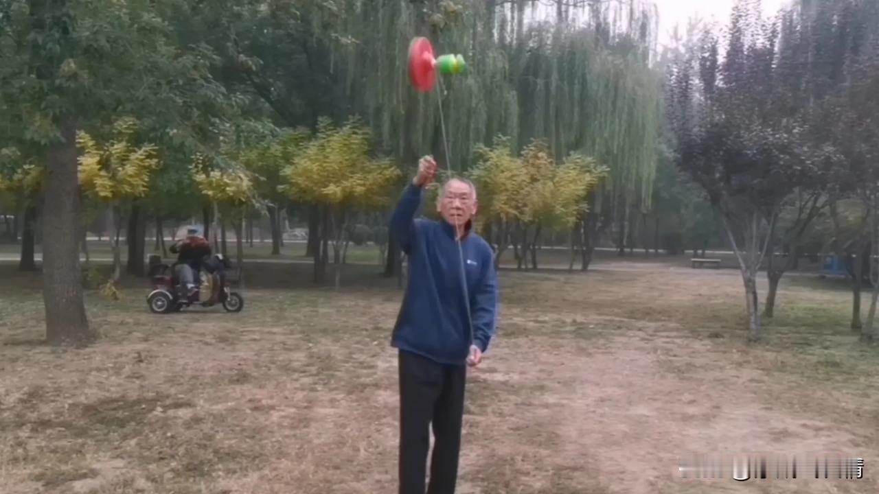 一晃之间，晨练自拍学抖空竹竟已七个月啦！这段时光过得特别充实[加油]