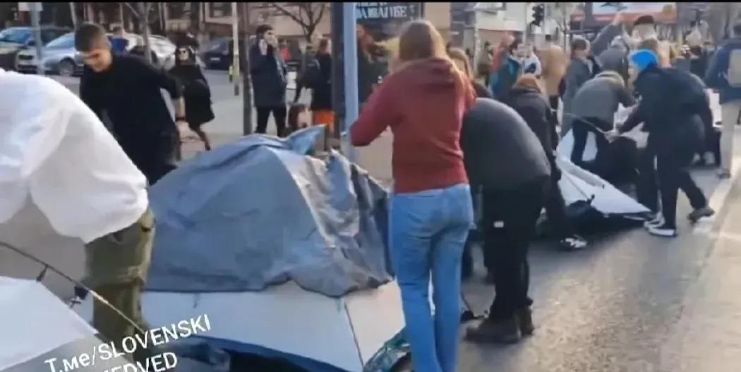 塞尔维亚反对派和NGO组织正在为示威者提供荧光背心、背包、帐篷、棉衣、哨子、音响