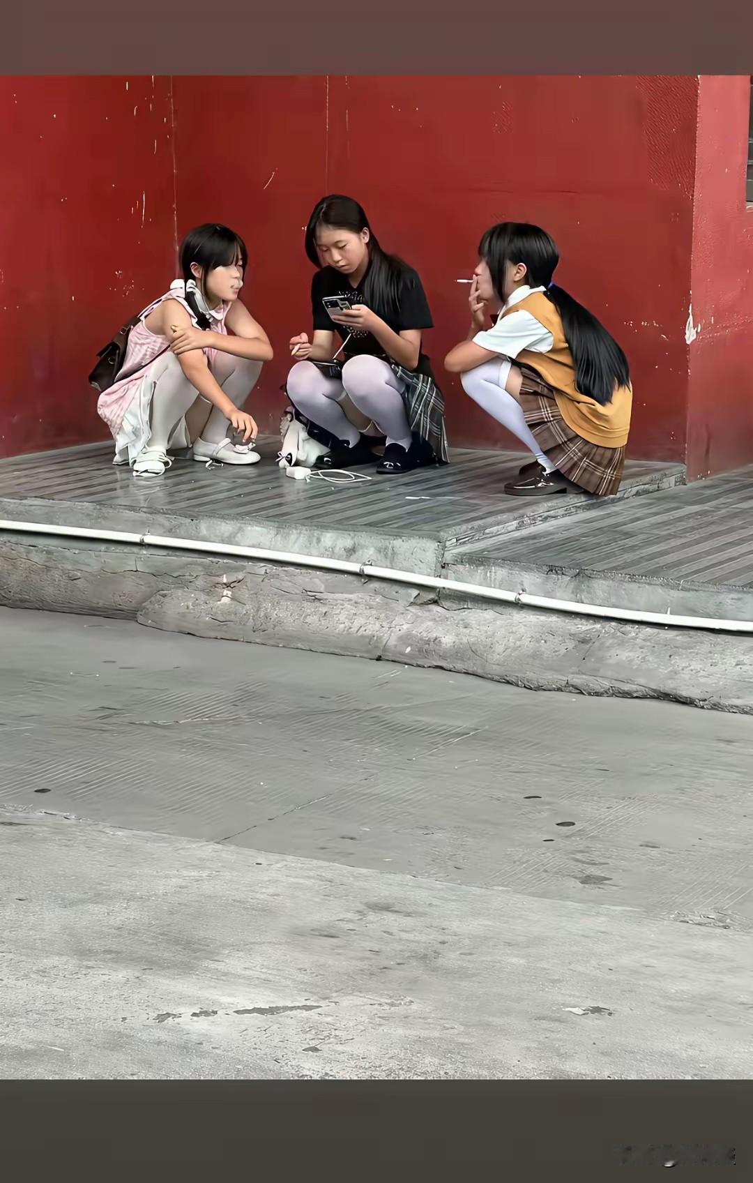 抽烟的女孩不一定是坏女孩，也有可能是好女孩，但是好女孩绝对不会在读书的年龄抽烟，