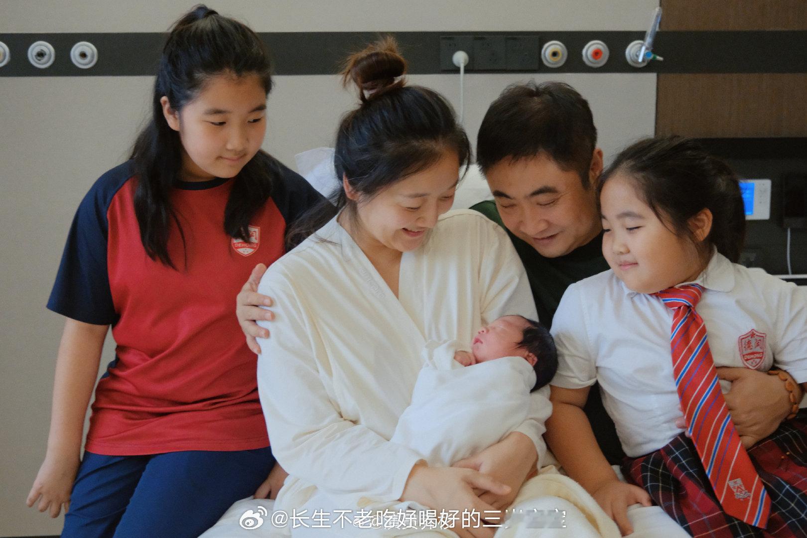 乔杉妻子莫丹官宣三胎得子恭喜乔杉莫丹！时间过得好快，从二人世界到幸福的五口之家，