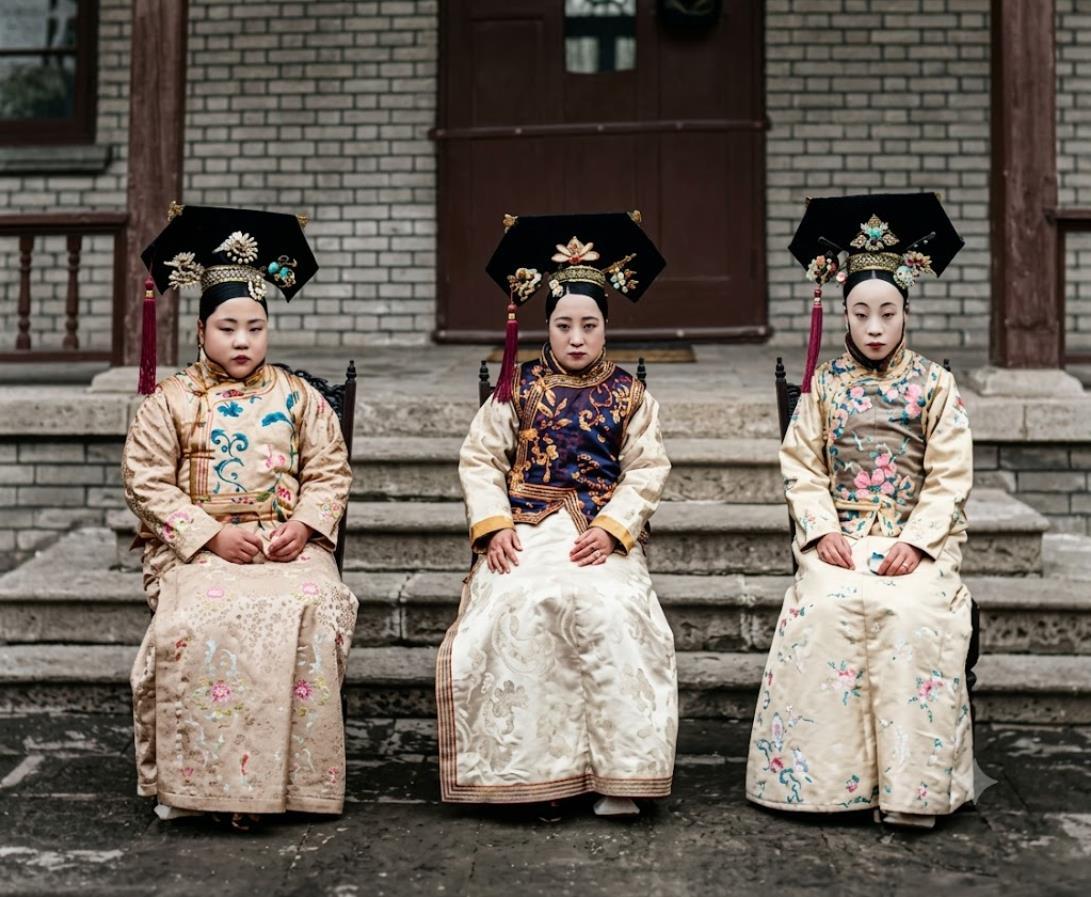 这张合影拍于宣统年间，是醇王府女眷同游京师农事试验场时的留影。左为贝勒载洵的嫡福