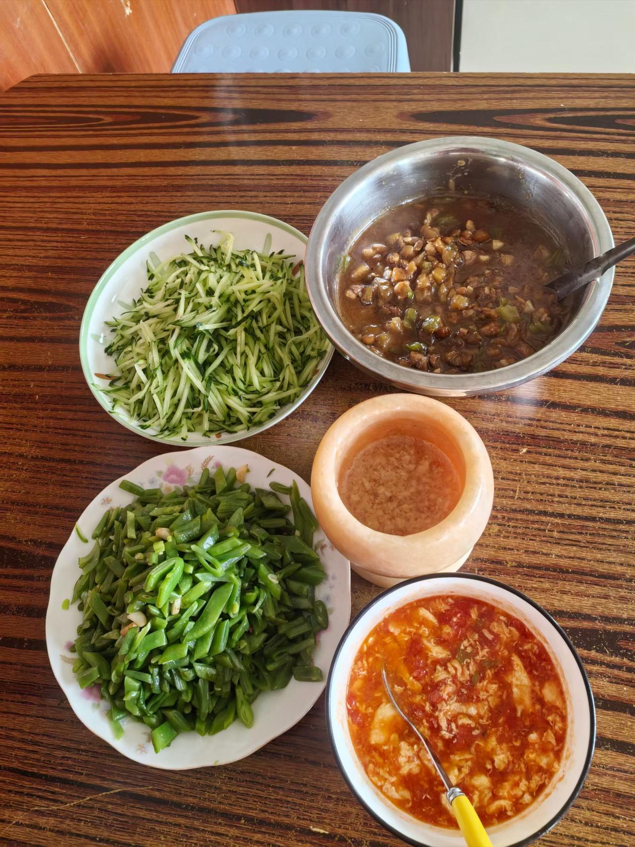 端午安康……我们这里对端午节没有什么概念，仪式上的东西也没有，该吃啥吃啥，该干啥