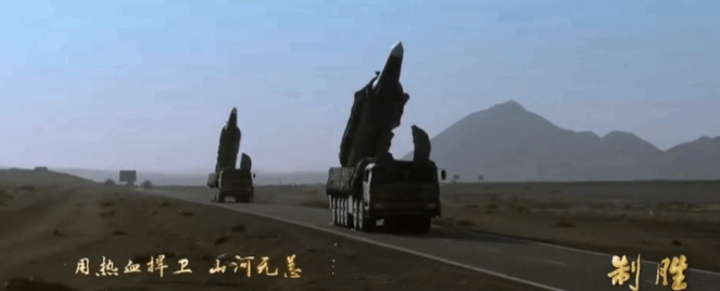 美航母为啥退避三舍？东风26公路起竖一幕曝光，让白宫明白今非昔比！过去这些年，美