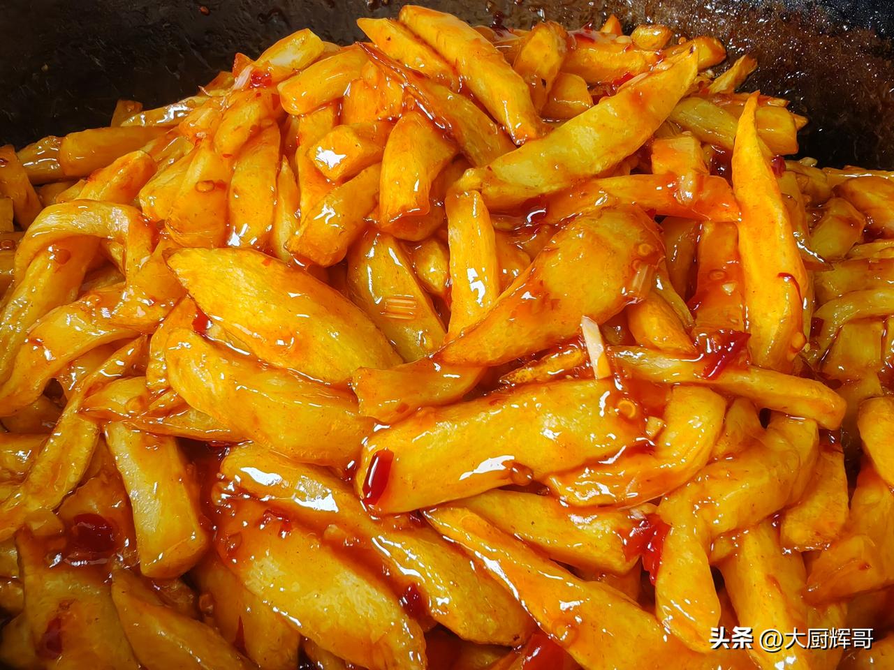 今日解锁鱼香土豆条，这是我二十年前做过的菜肴，今天回味一下。
土豆条洗净表面淀粉