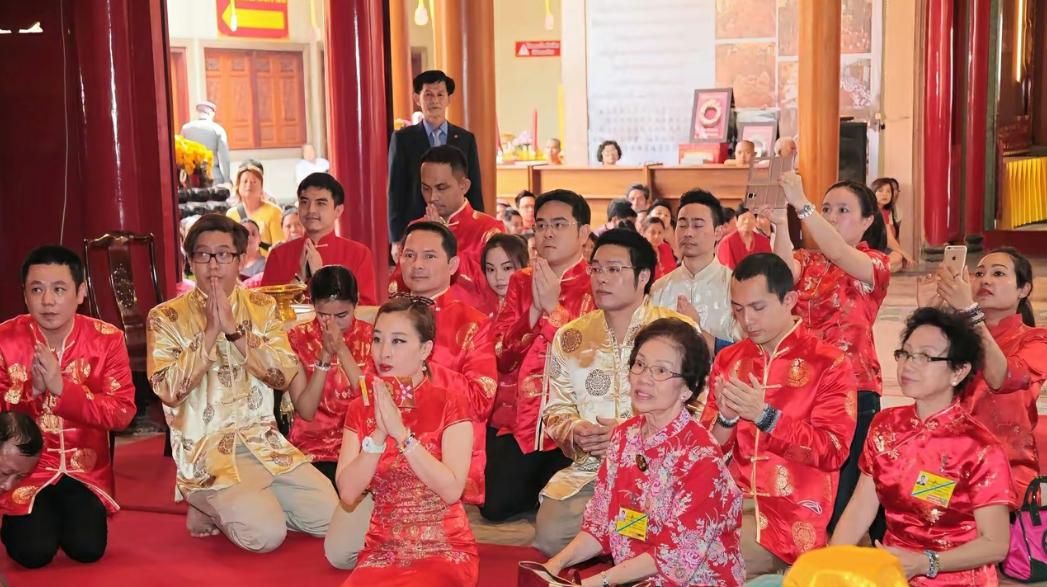 帕里塔特与朱拉蓬公主在帕公主头七过后第一天一起为帕公主祈福守灵！

这个帕里塔特