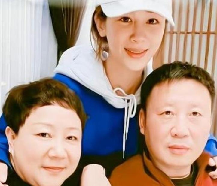杨紫目前共有3组公开的全家福照片，分别拍摄于不同时期，展现了她不同阶段的成长状态
