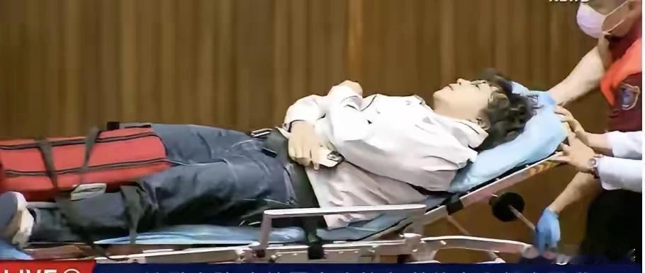 今天立法院的战果，绿营立委原黑熊学院院长沈泊洋被打成“脑震荡”，送医抢救。
  
