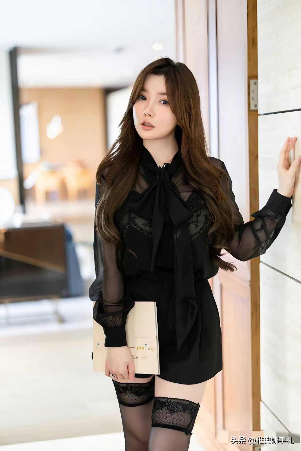 黑色魅影！
黑色的裙装，黑丝的丝袜，再加上吹弹可破的肌肤，
好看！