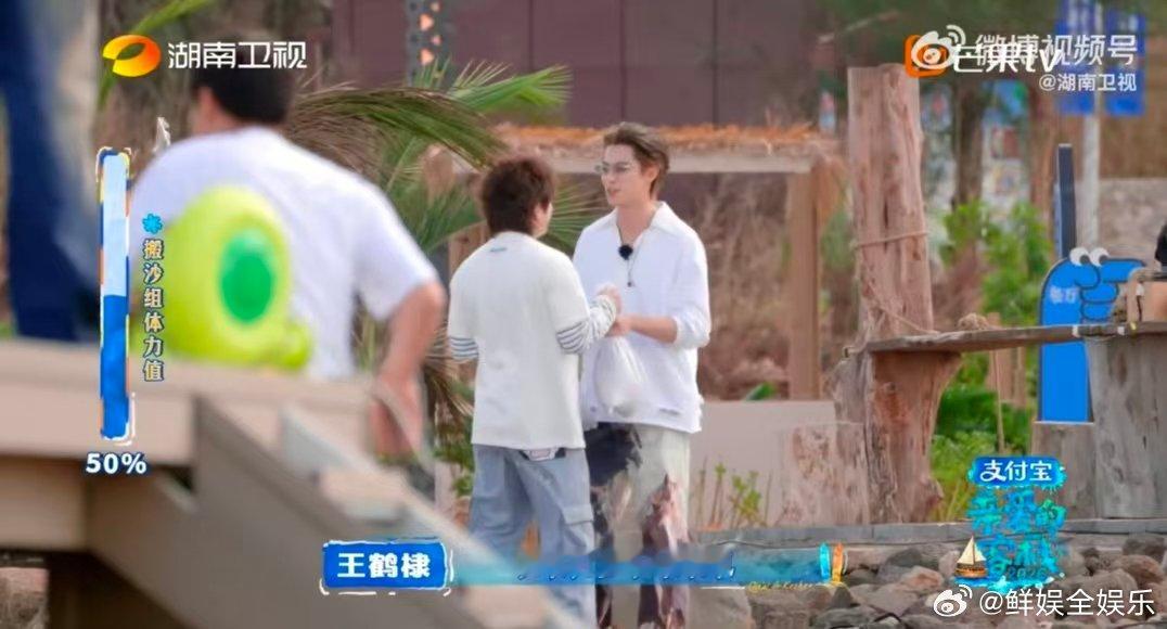 武艺误闯健身赛道亲爱的客栈 解锁客栈纯天然健身项目，搬沙既能练力量又能做有氧，武