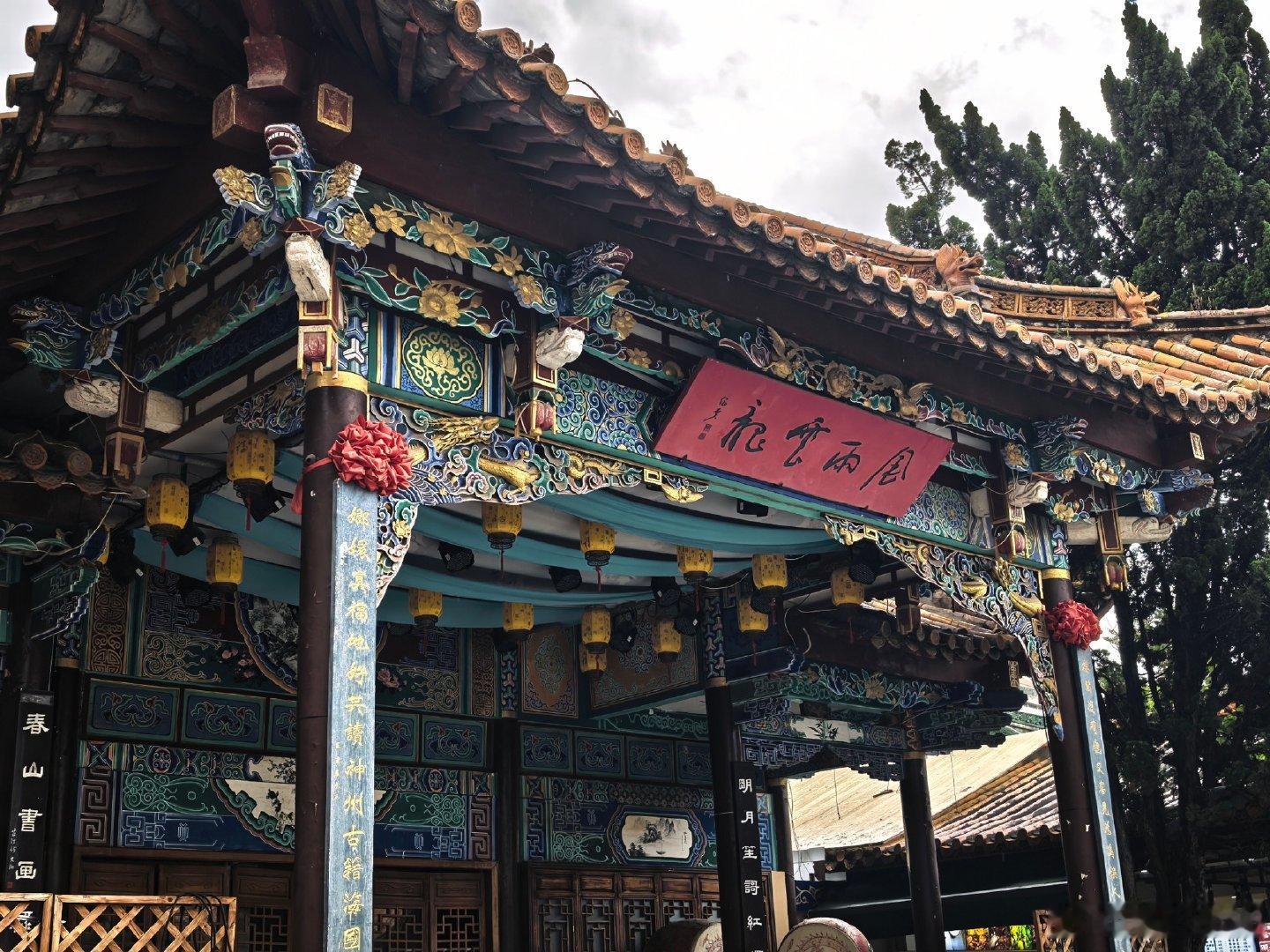 览尽昆明温润与鲜活  当你在老街品尝完美食，漫步到翠湖公园，坐在湖边看着夕阳的余