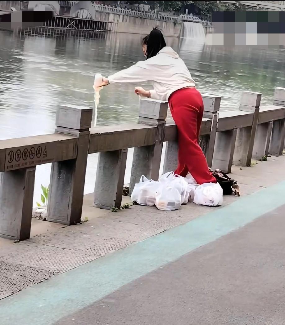 贵州，女子带着几大袋子的饮品往河里倾倒，有果茶，柠檬水，奶茶……这又是什么骚操作