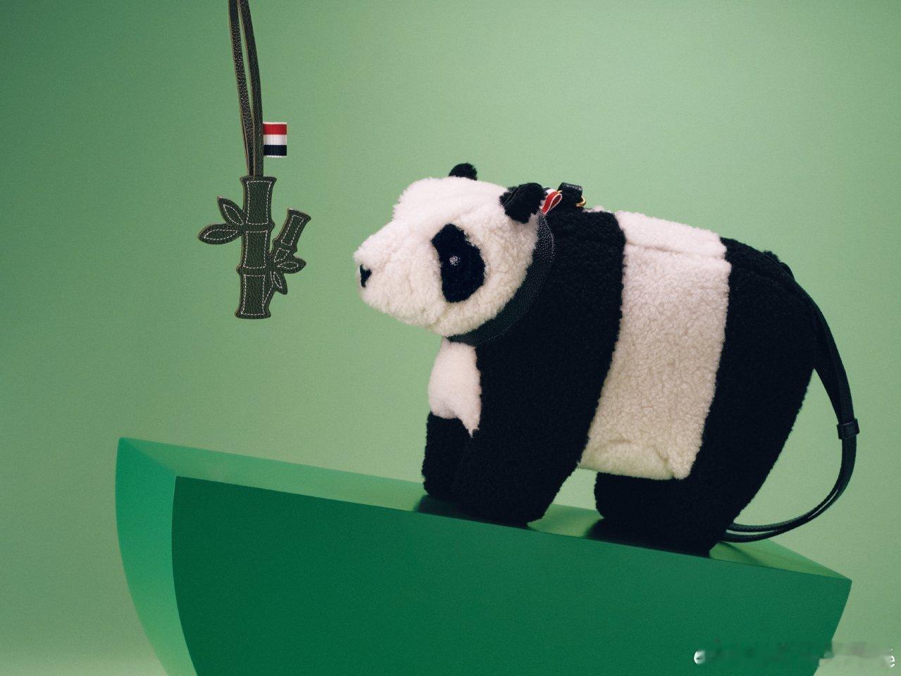 刘宇宁背了个熊猫包刘宇宁在新西兰录制《地球超新鲜2》的路透图中，身穿嫩黄色夹克搭