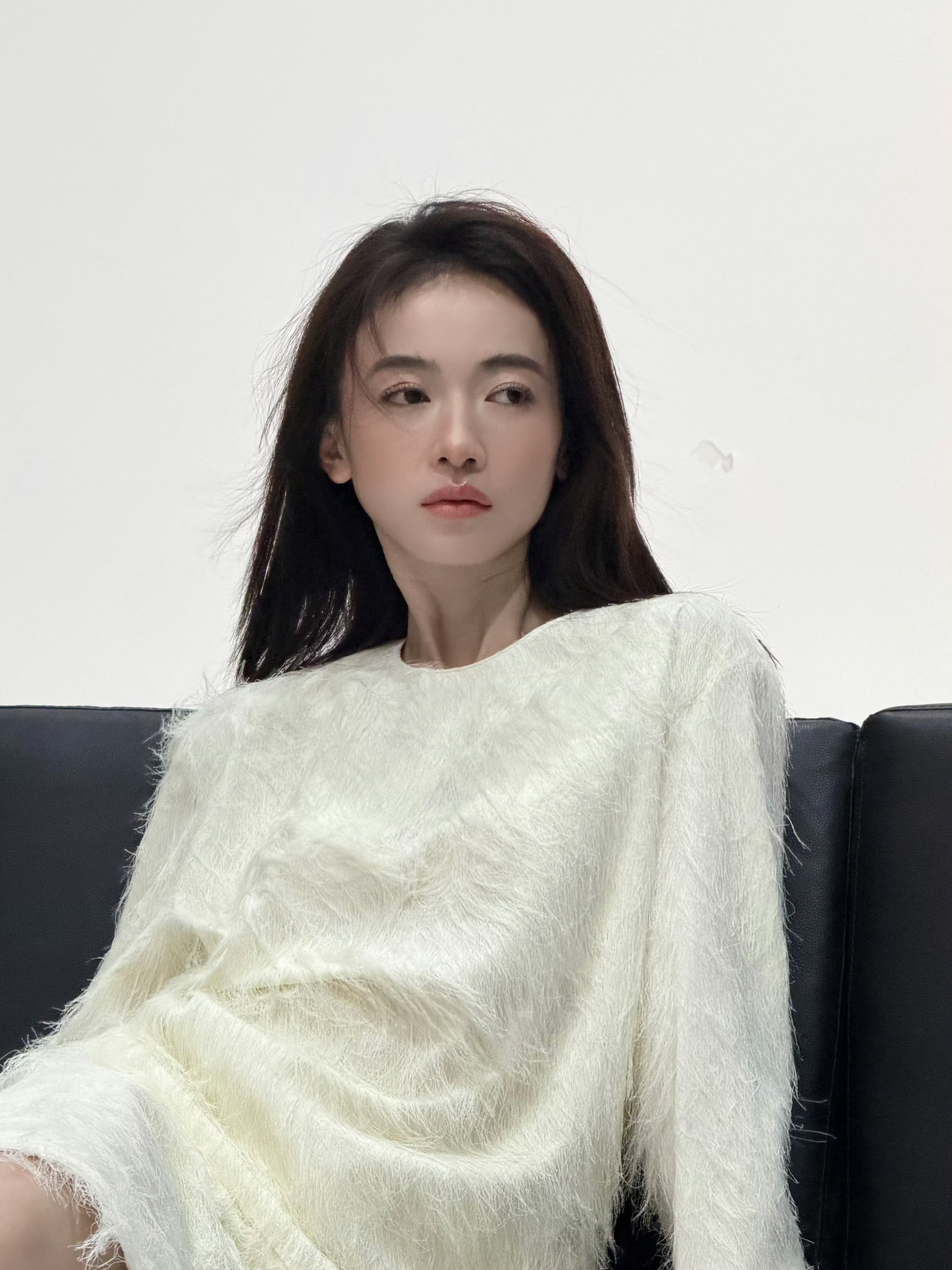 吴谨言说现代人时刻真好吴谨言千禧年氛围大片女神驾到，女神演了太多古装终于回到现代