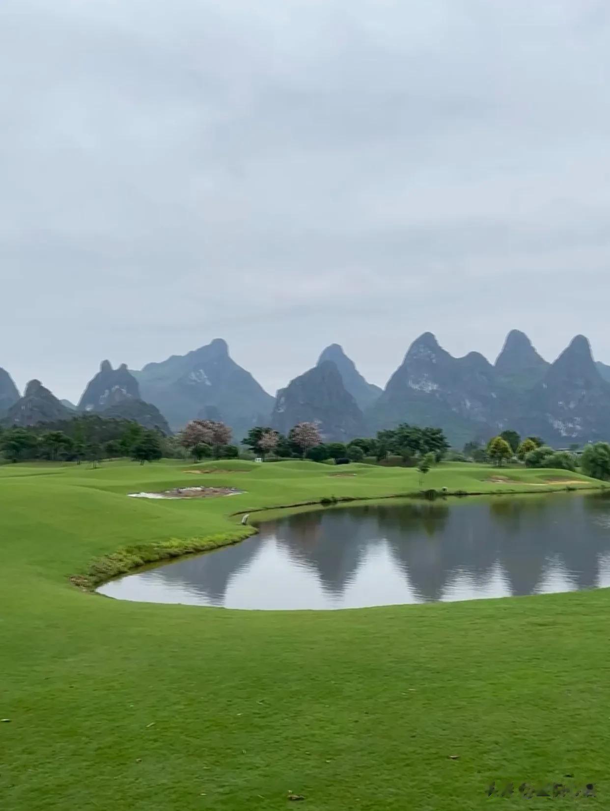 小众桂林美景，超出片！
阴天都这么美了！大晴天还了得！
有座山有兔子耳朵好可爱[