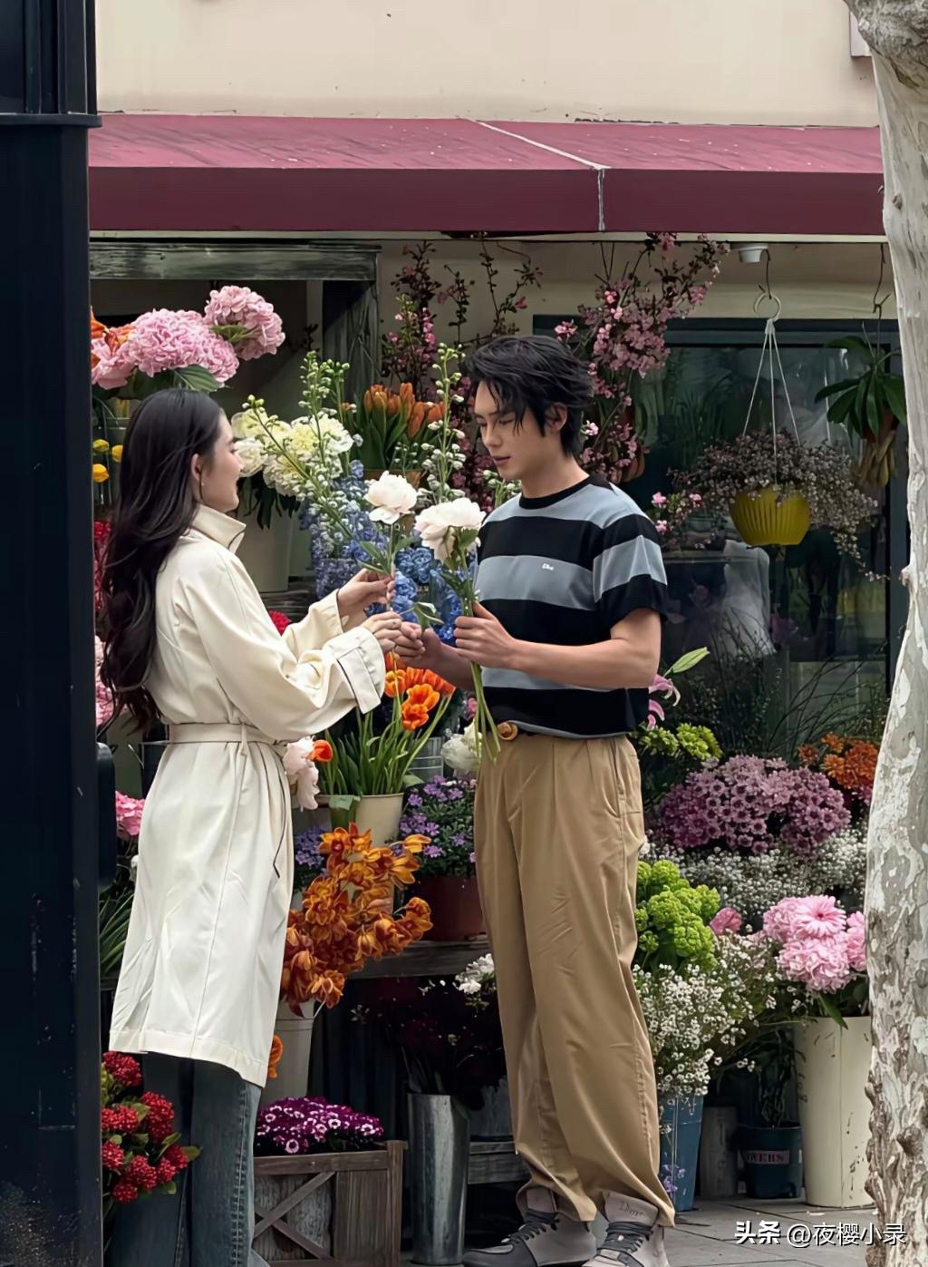 于适与王玉雯现身上海街头花店拍活动，这画面也太养眼了吧！两人站在繁花簇拥中，完全