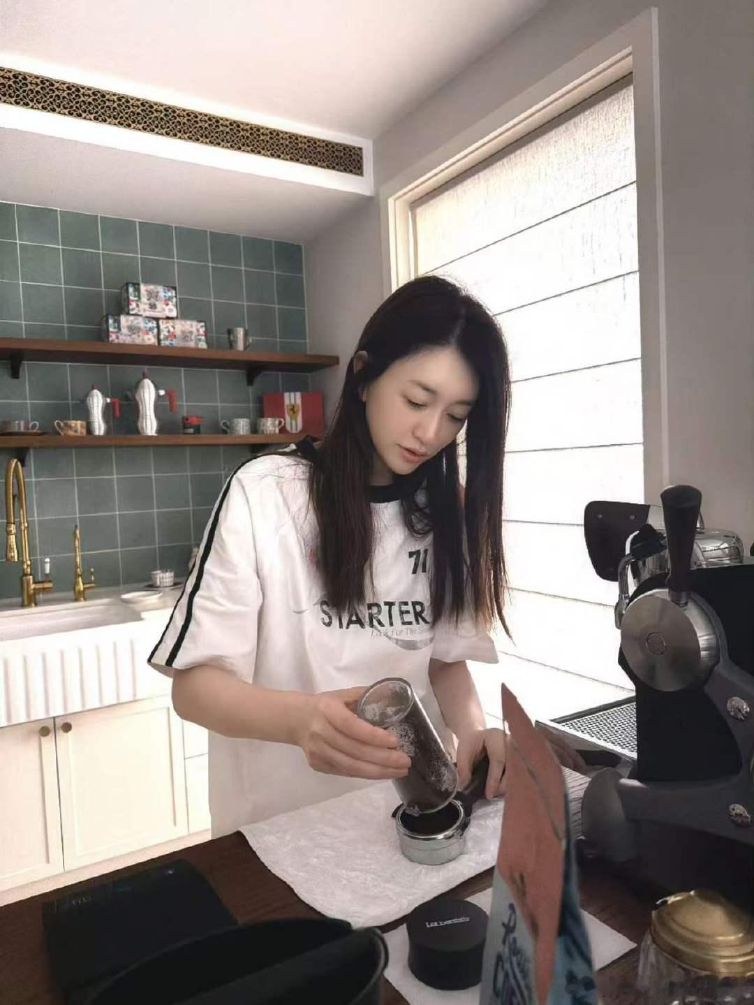 李小冉喝上了立秋的第一杯咖啡李小冉抽象拉花 哈哈哈哈哈李小冉也是喝上↑立秋的第一
