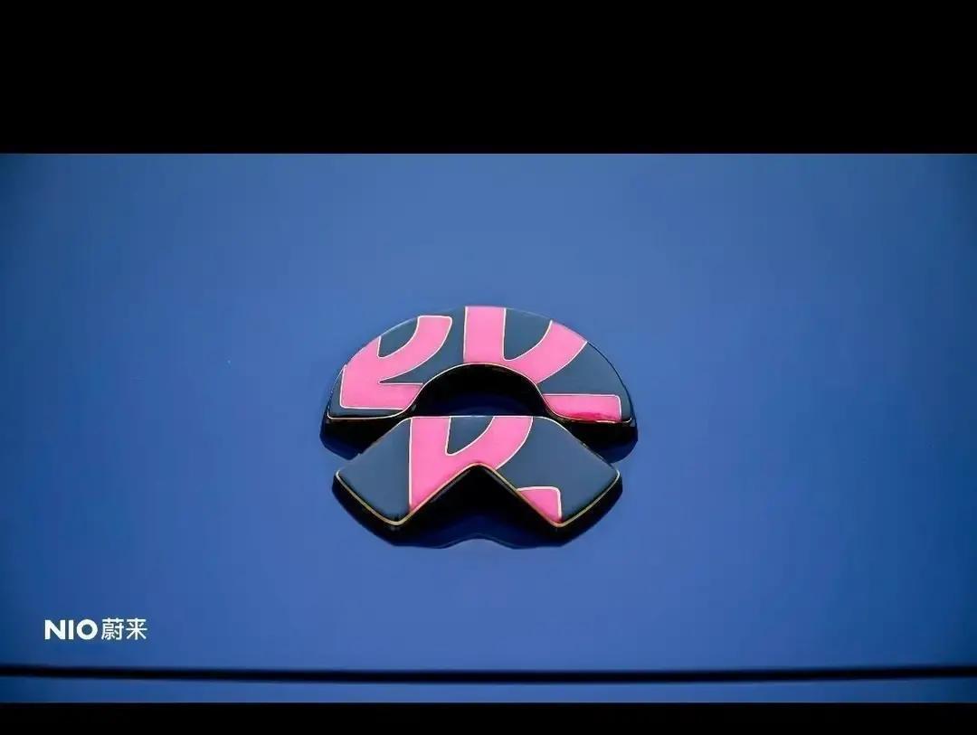 蔚来终于听劝了[捂脸]说起蔚来这几年，高端车做得跟艺术品似的。内饰摸着就高端，空