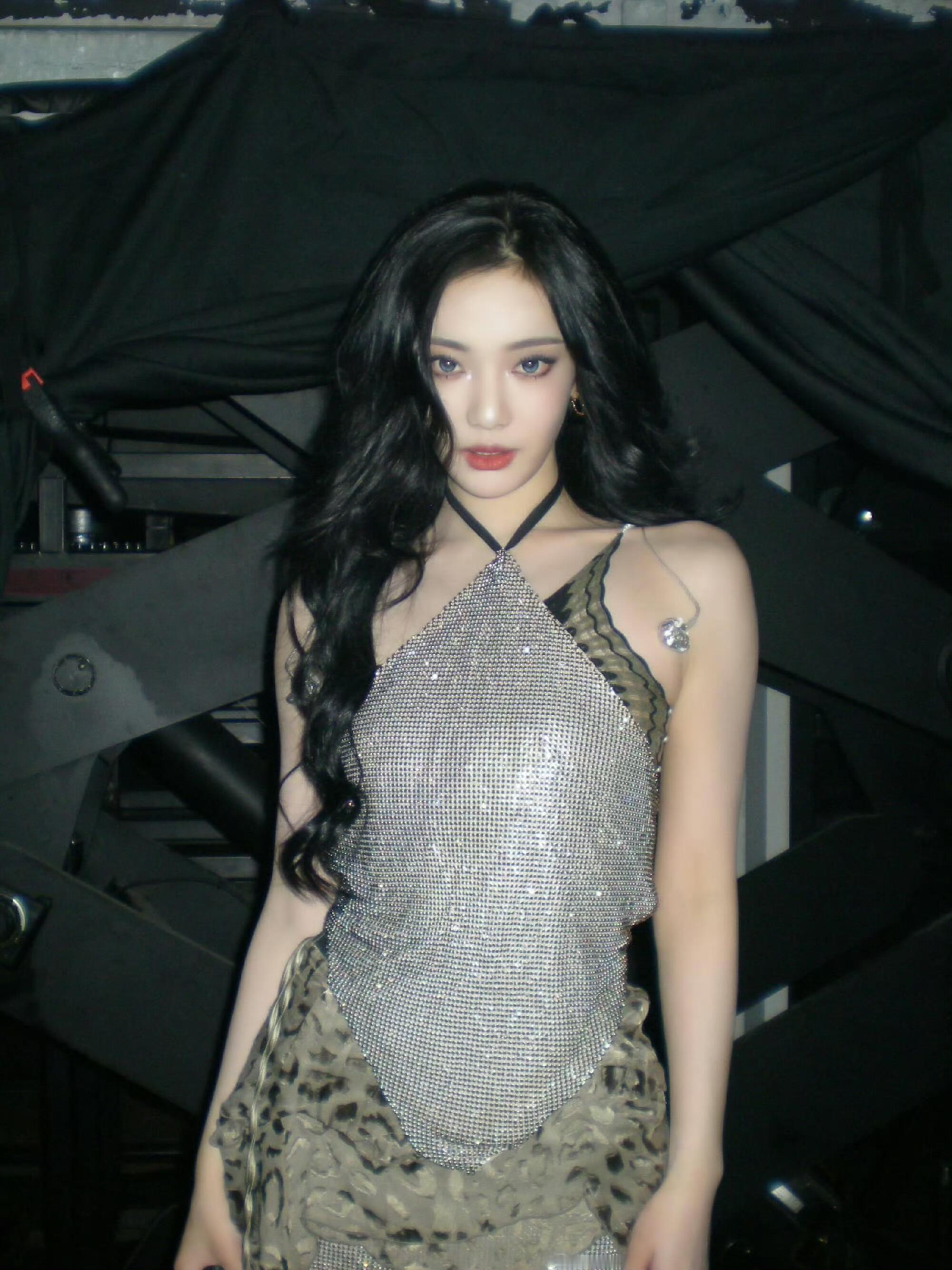 偶遇宁艺卓给小狗买衣服宁艺卓Ins十八宫格📷 