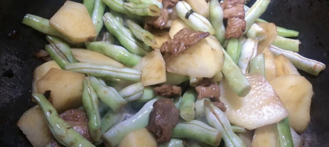超级好吃的芸豆土豆炖鲜肉，配上一碗米饭，就是普通人家的幸福午餐：

1、用热油炸