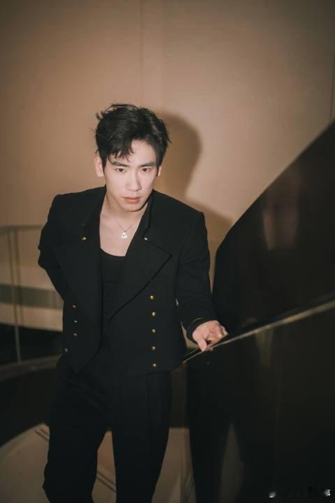 #张博恒刘海是做的半永久吗#谁懂，看见张博恒的刘海就觉得很稳！感觉刘海确实是半永