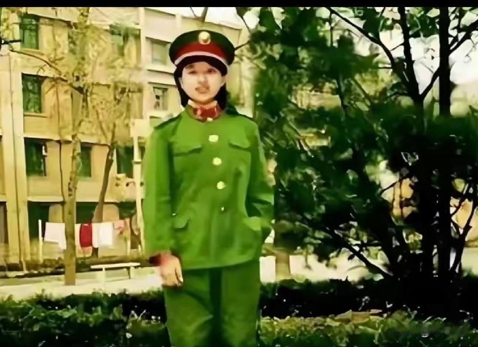 韩红自爆以前是校花，看了她18岁的军装照果然没骗人 ​​​。有点像刘欢妹妹如何用