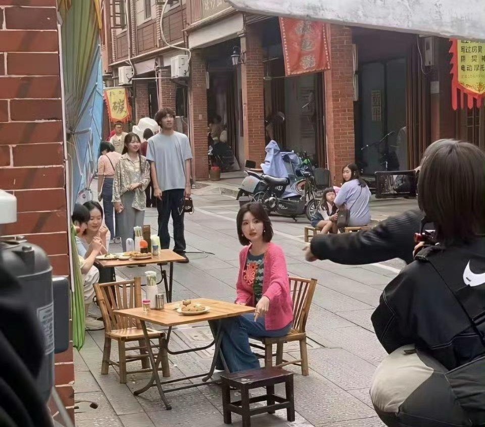 毛晓彤现实中居然长这样吗？看着也好有亲和力啊 