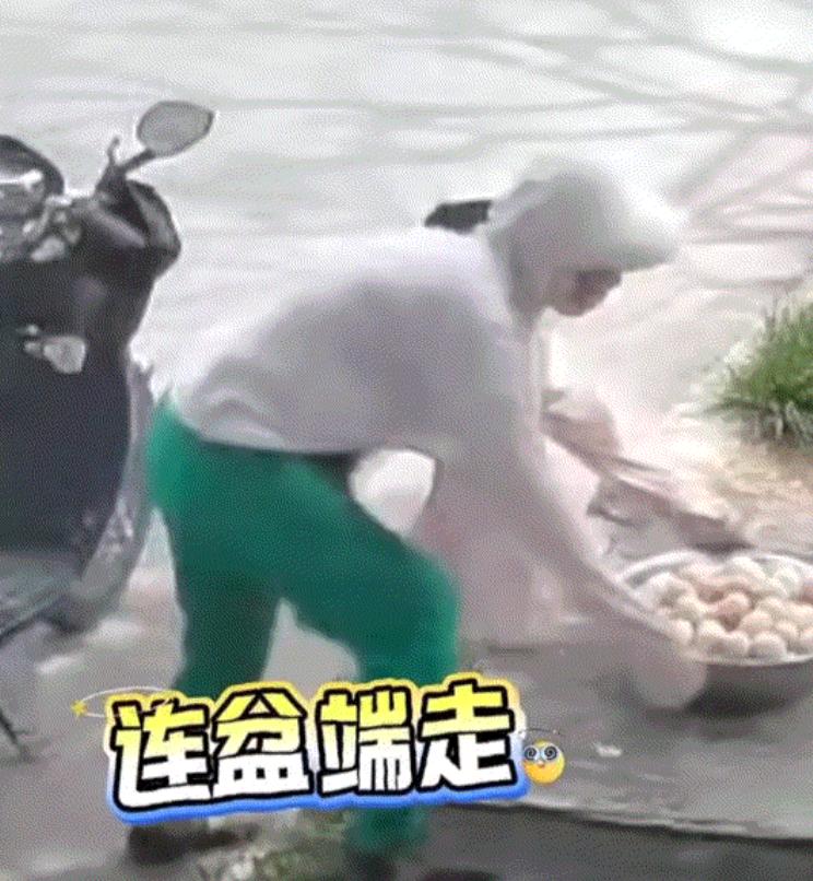 河南，一户人家晾晒在自己家门外的整盆大蒜不见了，主人家随后调出监控才发现，竟是一