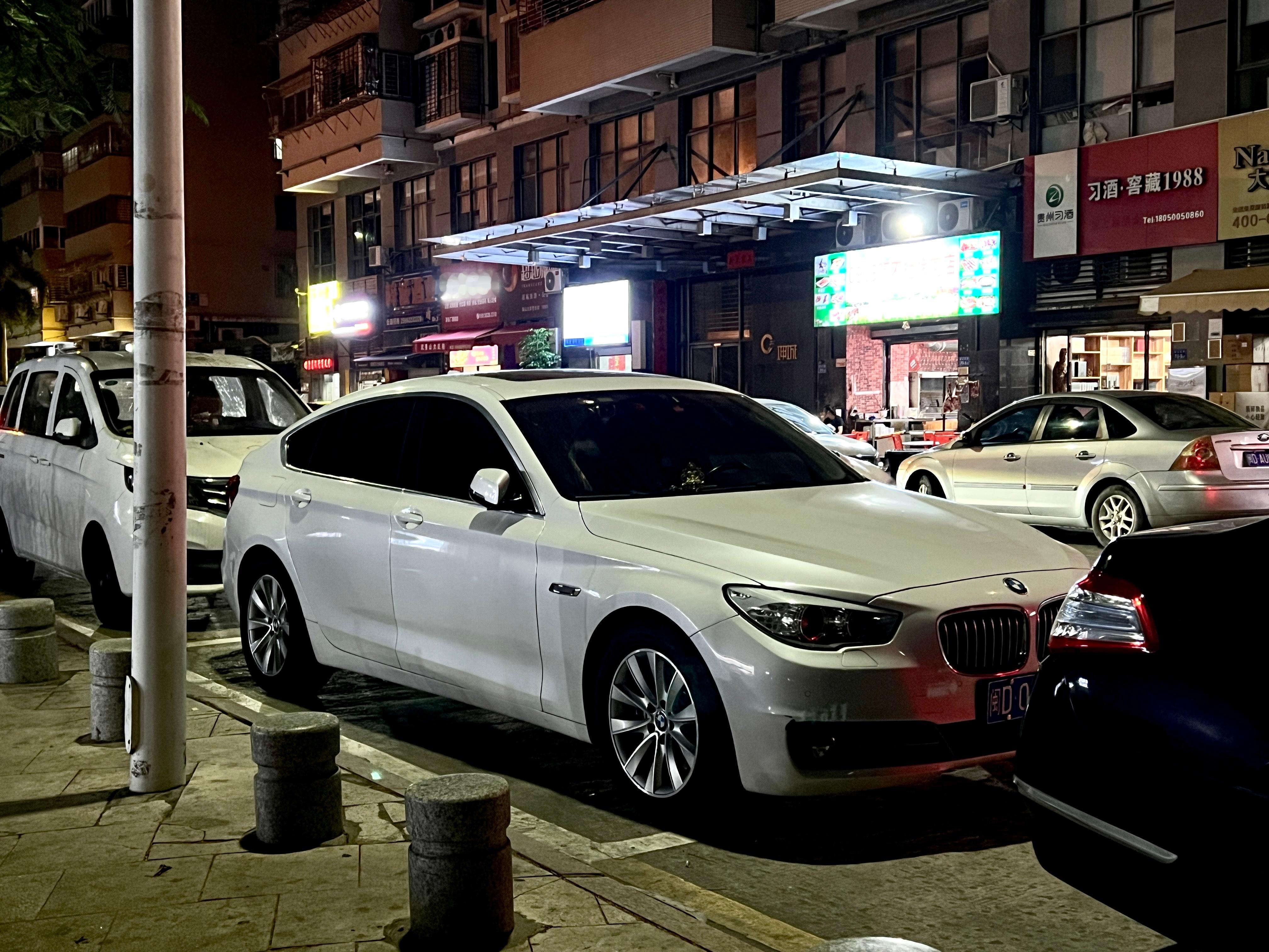 小区路边停了台5系GT，比3系GT看着顺眼！要是现在新款的5系设计再延伸GT可能