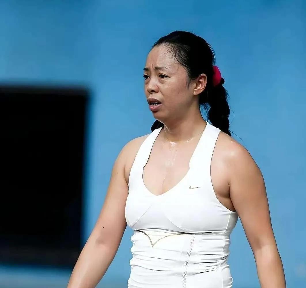 黄绮珊咋又胖回来了？目测150斤只多不少！

黄绮珊近期又受到大家的关注，本月初