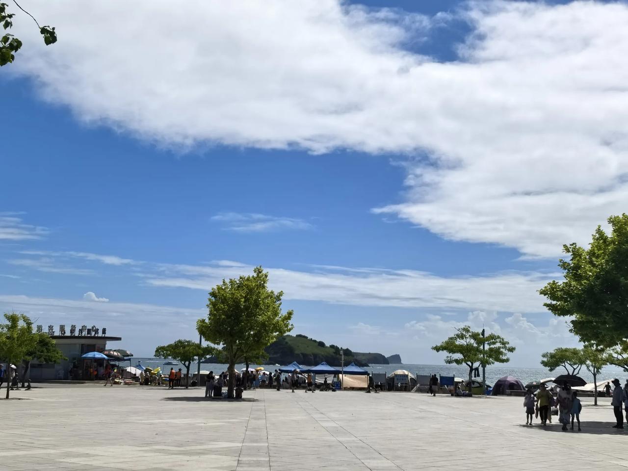 前天我们一家三口，去了大连付家庄公园玩水，度过了一个美好的下午。
前天是星期天，