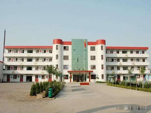 农村学校安排那么多领导纯属扯淡，一所不到800个学生，50多位教师，竟然有校级领