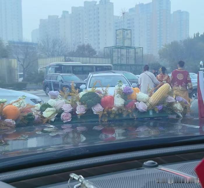 结婚图的是一个喜庆，不是让一些不法分子借此敲诈勒索的理由，结婚有些习俗新人在当天