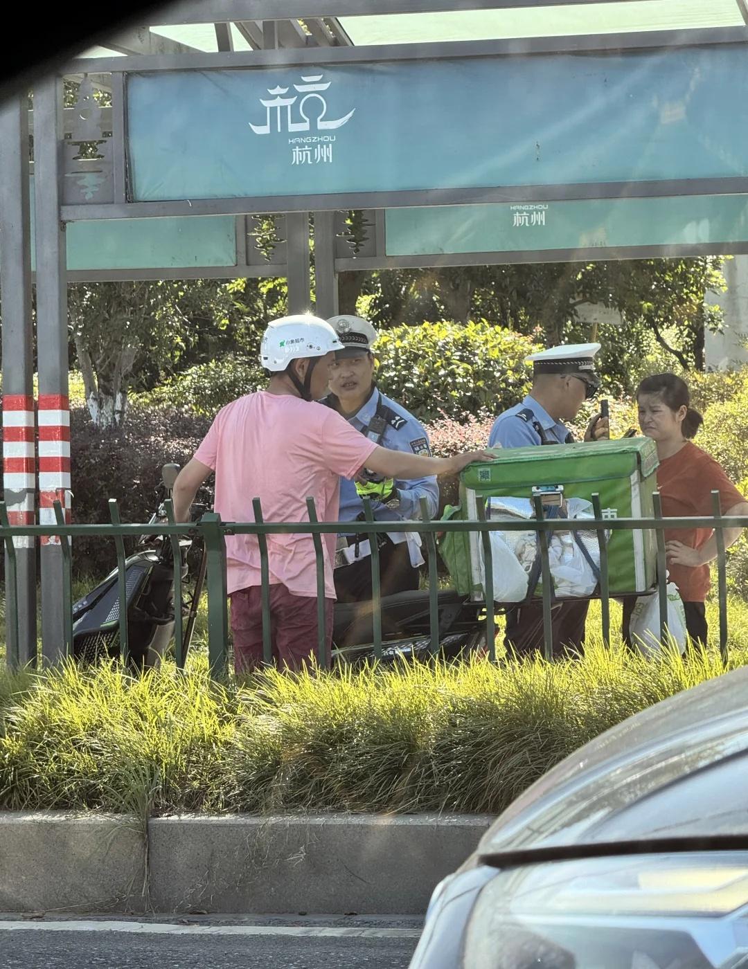 杭州交警真的很好
第一次看见交警一边教育路人，一边给路人吹小电扇
真的体现了执法