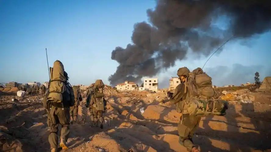 特朗普的一些行为真的是把世界推向危险边缘。就说2026年复活节，他在社交平台爆粗