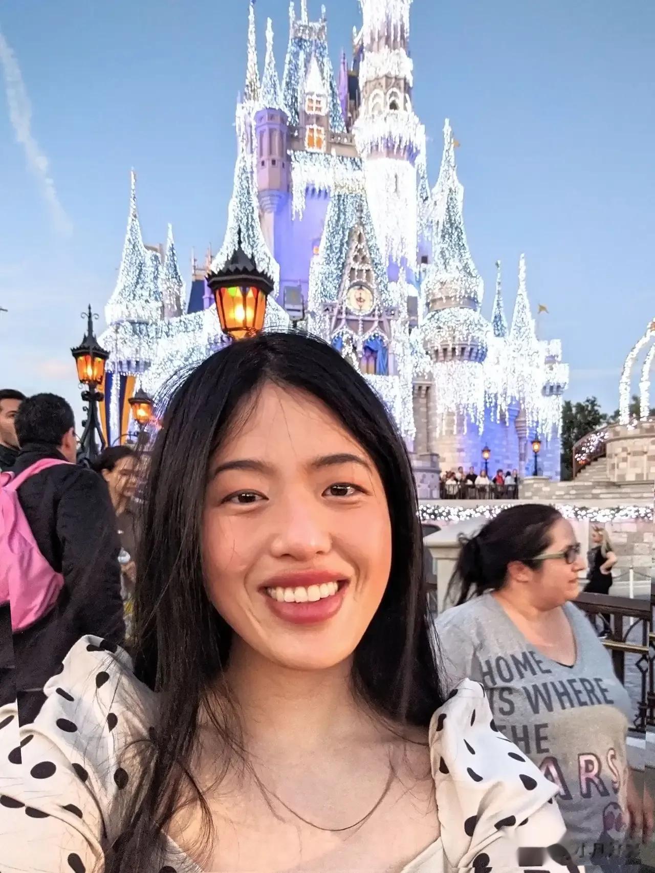 台湾女子用身体“支持乌克兰”[熊吉]此人是2015年美籍台湾小姐大赛的参赛选手，