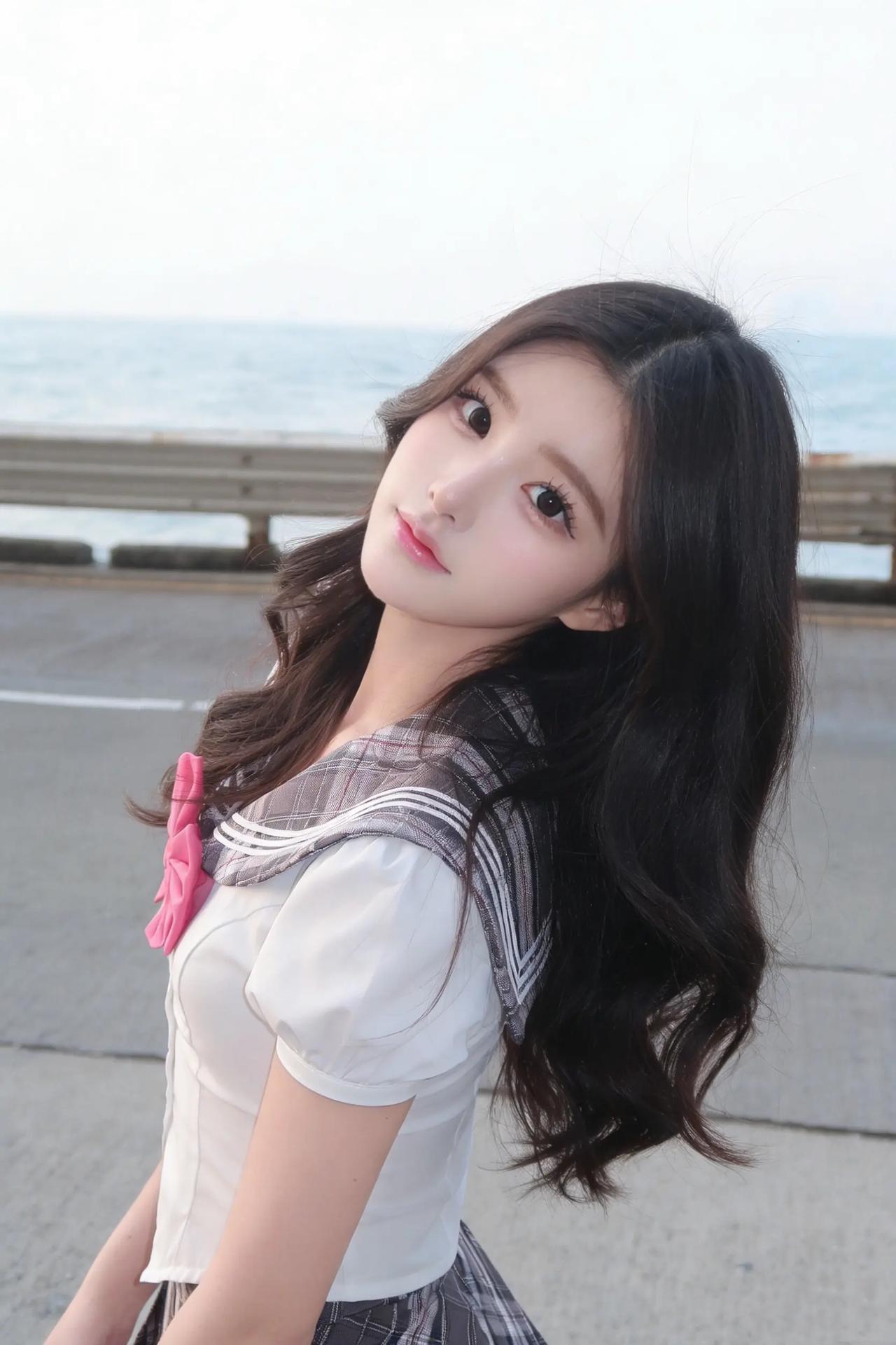 海边JK写真天花板！侧身回眸的眼神太勾人，白上衣配格纹裙，清新又减龄，谁看了不说