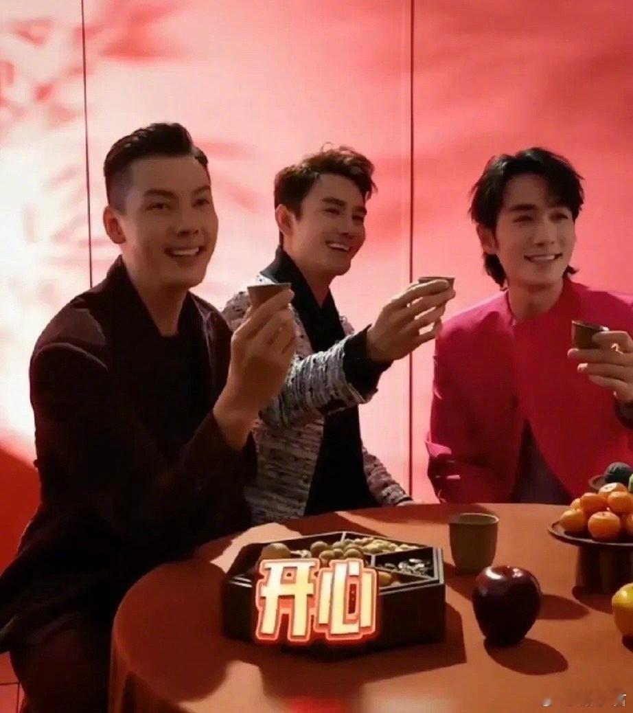 请接受来自青年组帅哥的新年祝福。#春晚段子大考##春晚# ​​​