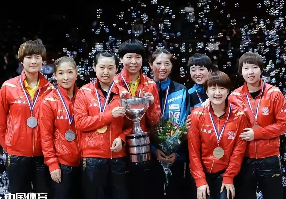 这张照片摄于2013年巴黎世乒赛女双颁奖仪式，这是李晓霞与郭跃第三次捧起波普杯，