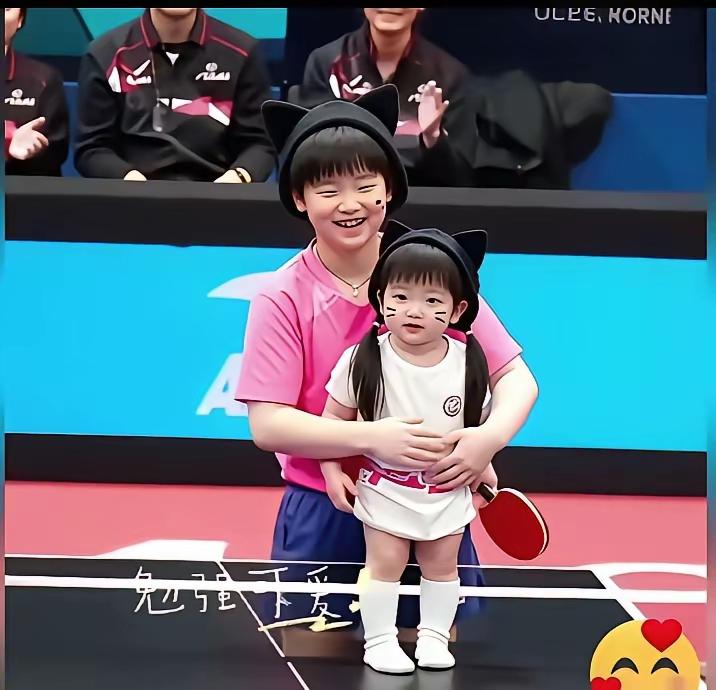 网友真能干
大莎小莎落球案
大莎好尴尬
小莎挺自然
长江后浪推前浪
一莎更比一莎