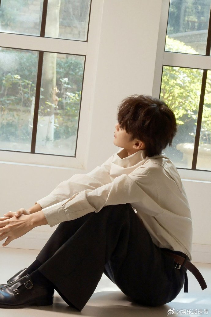 王赫野泼水秒变泼猴 惊！王赫野泼水节成“泼猴”，在水里撒泼打滚，偶像包袱不知丢哪