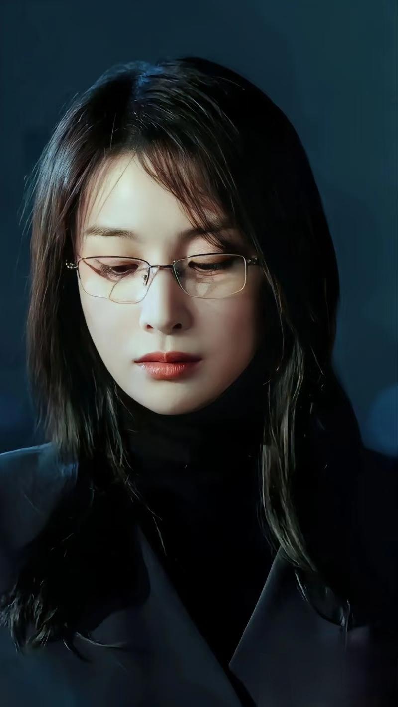 美女戴眼镜，谁也挡不住，
一副眼镜，真的戴出了万种风情……