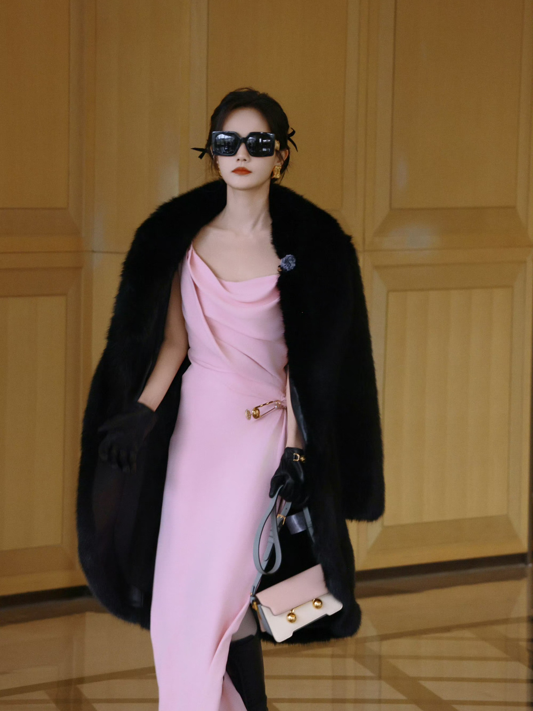 李一桐、田曦薇、戚薇、张艺凡，女子推理社2上班路透！真是美的各有特色~~~[羞嗒