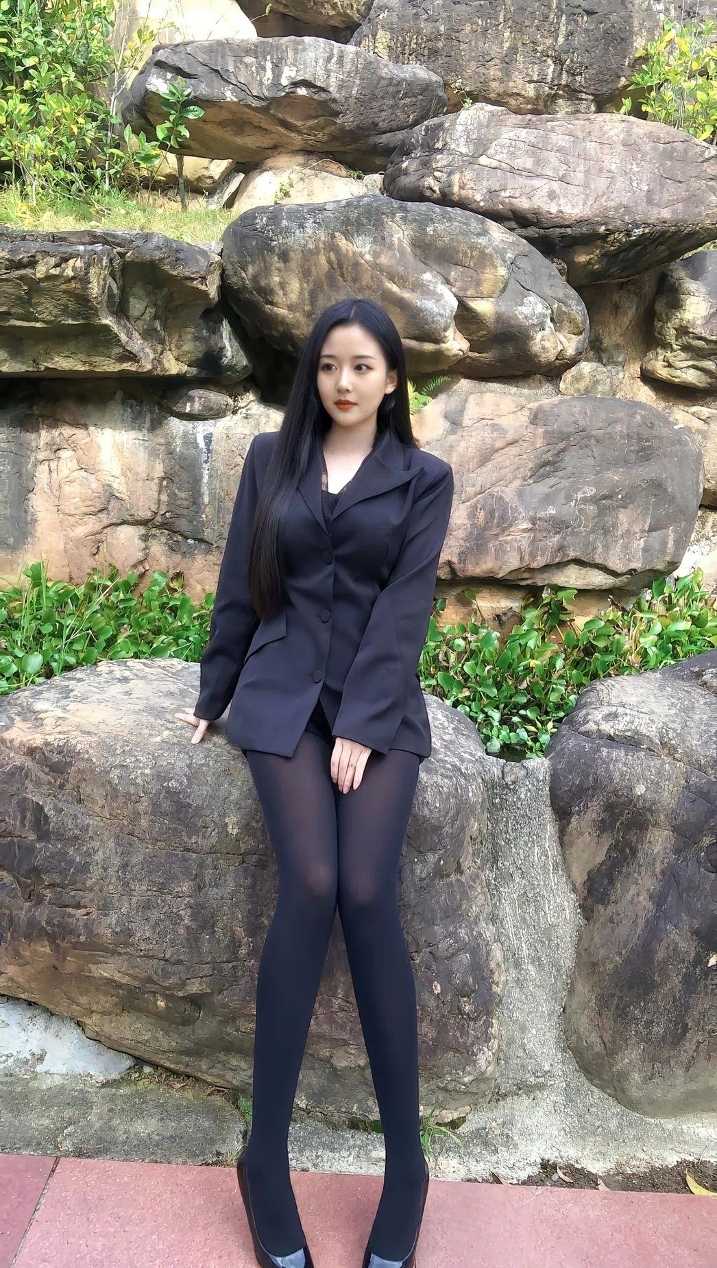 职场甜心穿搭，黑色西装搭配丝袜，优雅又干练！