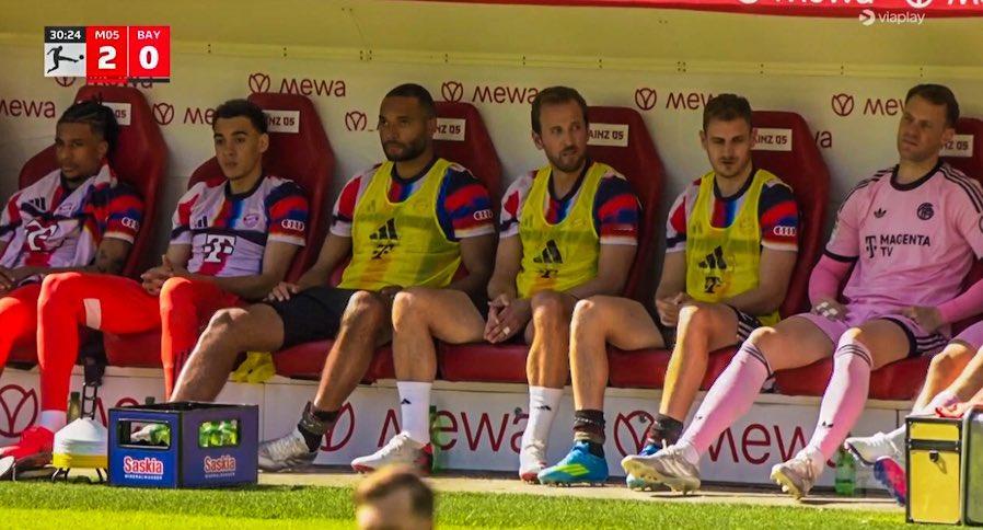 拜仁慕尼黑正在输给美因茨。他们的替补阵容简直疯狂：奥利塞、穆西亚拉、塔赫、凯恩、