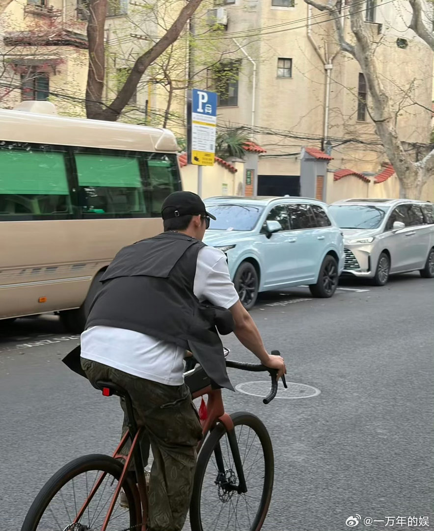 网友上海偶遇黄景瑜骑车 网友上海偶遇黄景瑜骑车喝咖啡！马甲配棒球帽，慵懒风扑面而