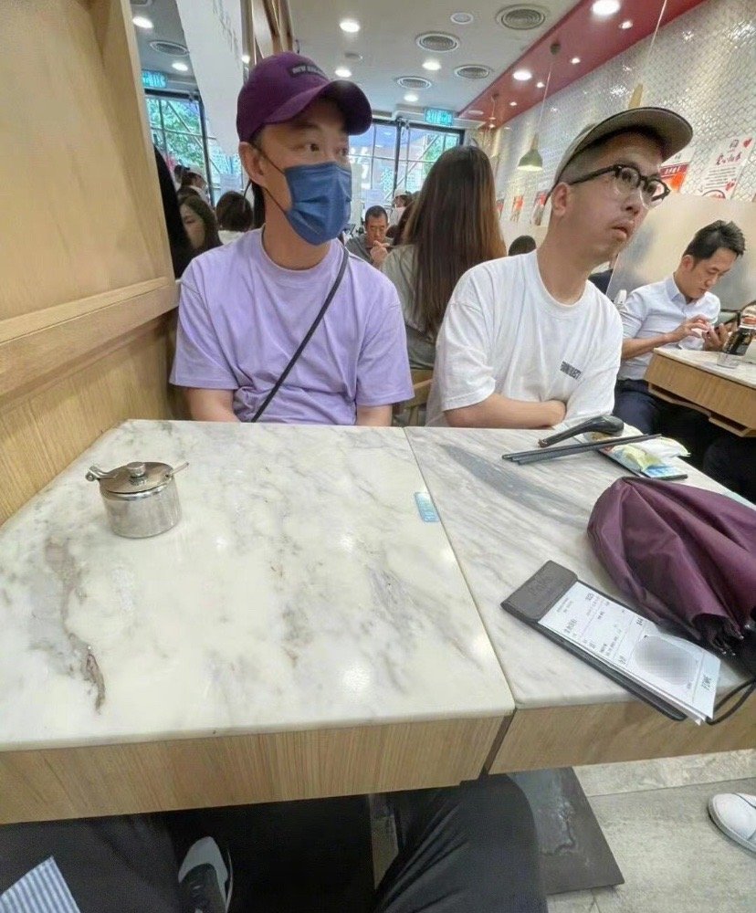 #和陈奕迅拼桌吃饭# 偶遇的瞬间，仿佛进入了一个梦幻般的场景。坐在邻桌的陈奕迅，