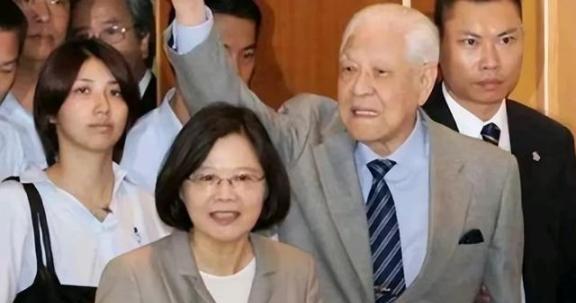 台湾一些台独分子，开始逃离台湾，他们转移家产，私密买下黄金，想长期移民海外。
 