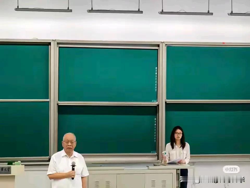 共同发表挂谷猜想的两人截然不同的选择

一边是出生在广西，就读北大数学系，
如今