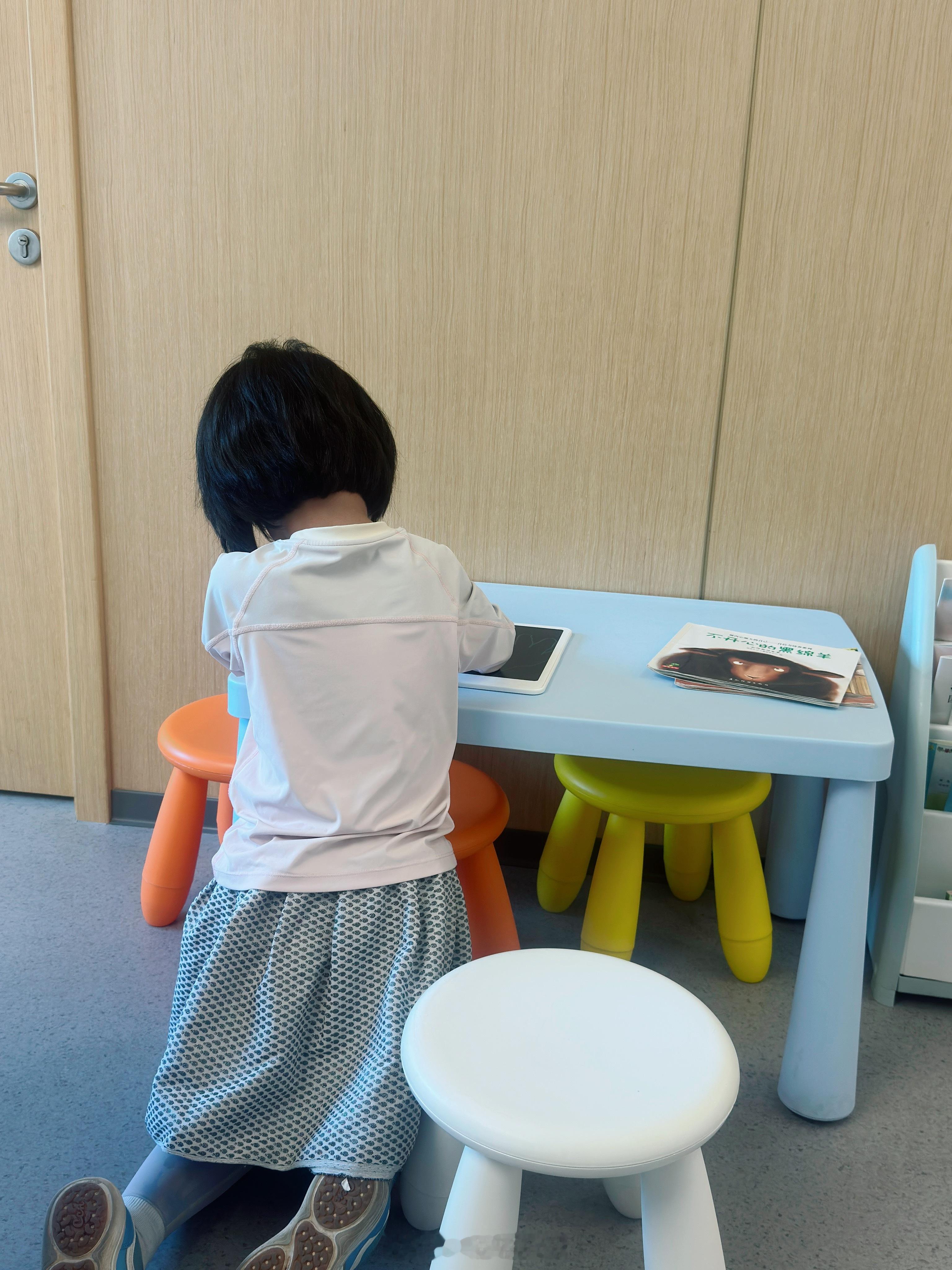 小孩姐来例行涂氟了，半年好快路上她说她们班很多人都掉牙了我也紧张了她现在还没有任