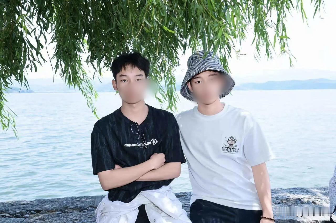这两天朋友圈都被老师们传疯了，老乡的双胞胎儿子双双圆上北大梦。父母都是偏远乡村的